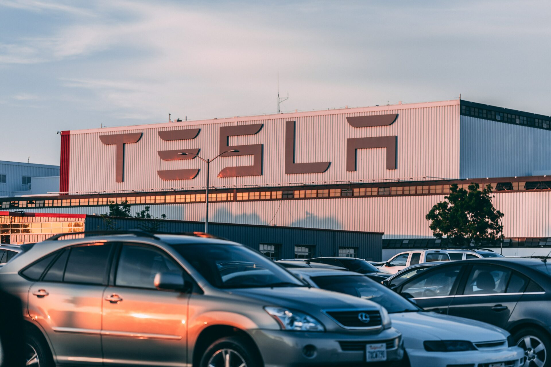 Tesla čelí v Kalifornii žalobě za rasové projevy na pracovišti Tesla čelí v Kalifornii žalobě za rasové projevy na pracovišti
